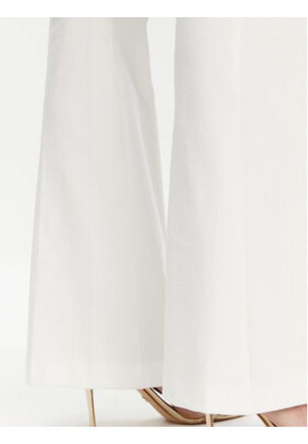 Fracomina Spodnie materiałowe FR25SVA006W51501 Écru Flare Fit. Kolor: kremowy. Materiał: bawełna, syntetyk