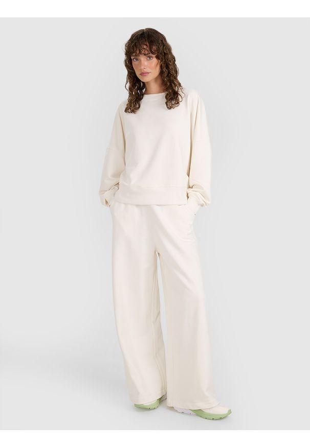 4f - 4F Bluza dresowa nierozpinana bez kaptura damska - beżowa XL. Okazja: na co dzień. Typ kołnierza: bez kaptura. Kolor: beżowy. Materiał: dresówka. Wzór: gładki, ze splotem. Styl: casual, klasyczny, sportowy