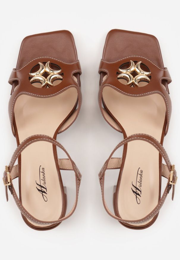 Born2be - Brązowe Sandały na Słupku z Metaliczną Ozdobą w Etnicznym Stylu Vensara. Okazja: na co dzień. Zapięcie: pasek. Kolor: brązowy. Materiał: len. Wzór: aplikacja. Sezon: lato. Obcas: na słupku. Styl: elegancki, casual