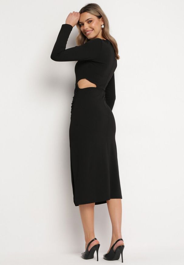 Born2be - Czarna Taliowana Sukienka z Wycięciami w Talii i Rozcięciem na Dole Larnnie. Kolor: czarny. Długość: midi