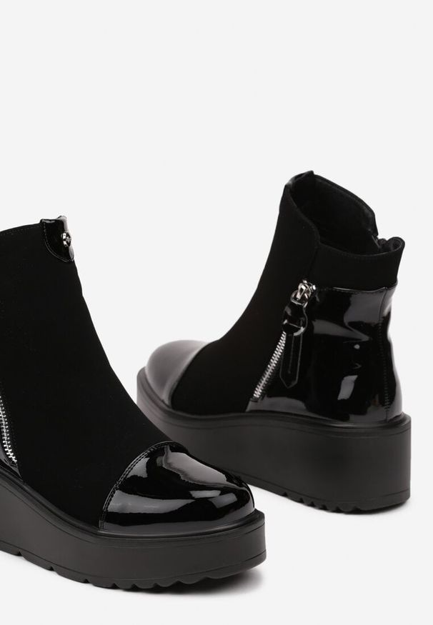 Born2be - Czarne Botki na Koturnie Ozdobione Suwakiem i Lakierowanymi Wstawkami Linnalia. Okazja: na co dzień. Kolor: czarny. Materiał: lakier. Wzór: aplikacja. Obcas: na koturnie. Styl: elegancki, casual, klasyczny