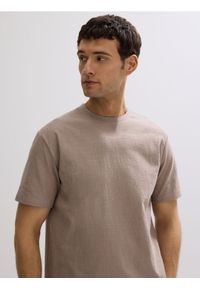 Reserved - Strukturalny t-shirt comfort fit - brązowy. Kolor: brązowy. Materiał: bawełna, dzianina