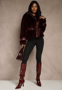 Renee - Bordowa Kurtka Futerko z Paskiem z Imitacji Skóry Zdobiona Klamerkami Jynlisa. Okazja: na co dzień. Kolor: czerwony. Materiał: skóra, futro. Wzór: aplikacja. Styl: casual #2