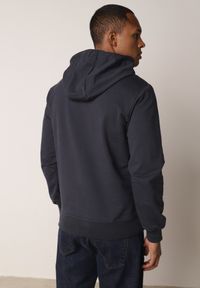 Born2be - Granatowa Bluza z Kapturem i Kieszenią Typu Kangur Aqialei. Okazja: na co dzień. Typ kołnierza: kaptur. Kolor: niebieski. Materiał: jeans, dresówka. Wzór: gładki. Styl: casual #3