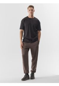 4f - Spodnie dresowe joggery męskie - brązowe. Kolor: brązowy. Materiał: dresówka. Wzór: ze splotem, nadruk, gładki