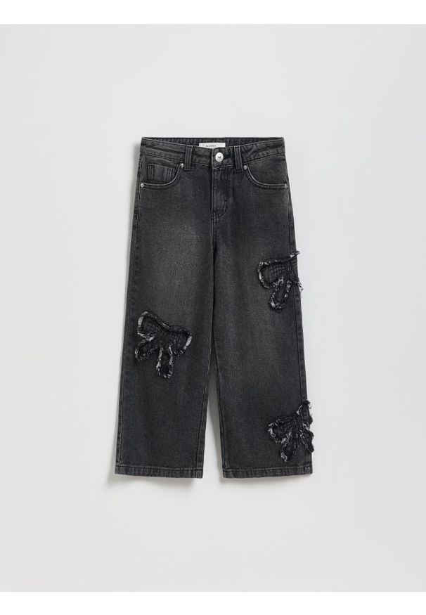 Reserved - Jeansy wide leg z aplikacjami - szary. Kolor: szary. Wzór: aplikacja