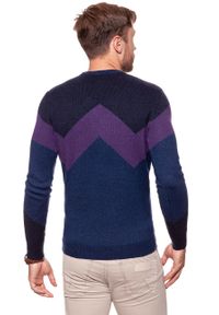 Wrangler - MĘSKI SWETER WRANGLER W CREW KNIT NAVY W8640P335. Kolor: niebieski. Wzór: geometria #6