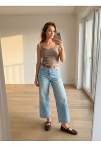 Sinsay - Prążkowany top na ramiączkach - beżowy. Kolor: beżowy. Materiał: prążkowany. Długość rękawa: na ramiączkach #1