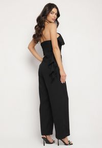 Born2be - Czarny Kombinezon Wiązany na Szyi z Metaliczną Ozdobą Tilindra. Kolor: czarny. Długość: długie. Wzór: aplikacja. Styl: klasyczny, elegancki #5