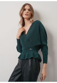 Ochnik - Ciemnozielony sweter damski z taliowaniem. Kolor: zielony. Materiał: wiskoza
