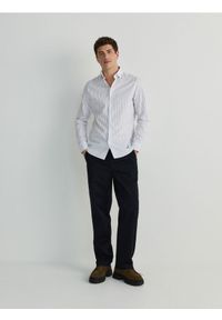 Reserved - Koszula slim fit w paski - jasnoniebieski. Kolor: niebieski. Materiał: bawełna, tkanina. Wzór: paski