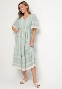 Born2be - Miętowa Bawełniana Sukienka Boho o Rozkloszowanym Kroju z Wiązaniem i Haftem Korithira. Okazja: na spacer, na co dzień. Typ kołnierza: dekolt w serek. Kolor: miętowy. Materiał: bawełna. Wzór: haft. Sezon: lato. Typ sukienki: rozkloszowane. Styl: boho #1