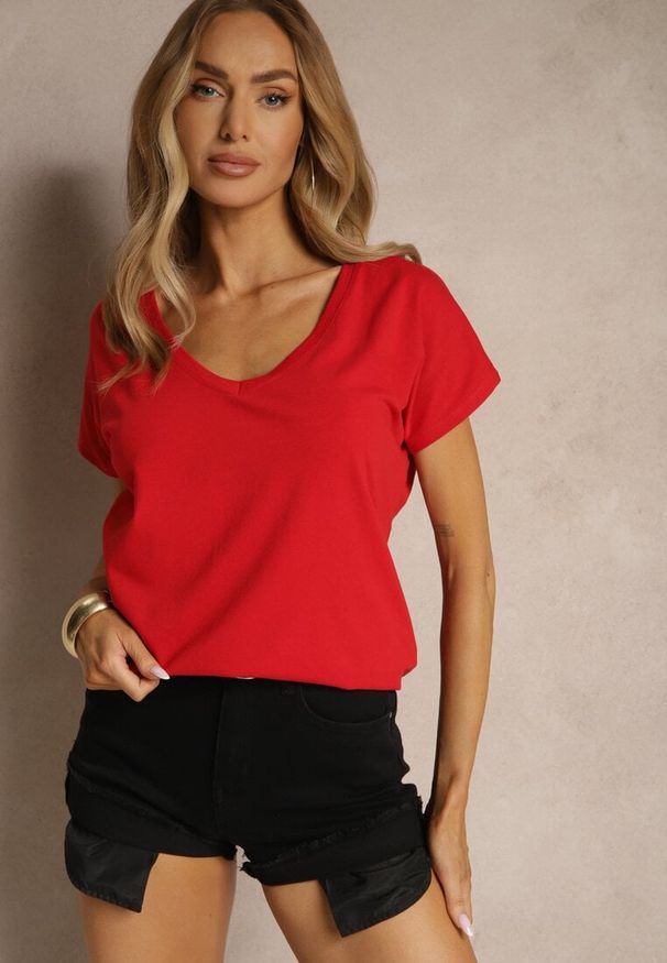 Renee - Czerwony T-shirt z Bawełny z Dekoltem w Serek Linithiela. Okazja: na co dzień. Typ kołnierza: dekolt w serek. Kolor: czerwony. Materiał: bawełna. Styl: casual