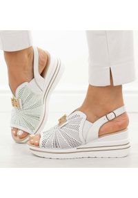 Białe skórzane sandały damskie na koturnie M.Daszyński 25144-4. Okazja: na co dzień. Kolor: biały. Materiał: skóra. Wzór: aplikacja. Sezon: wiosna, lato. Obcas: na koturnie. Styl: casual, elegancki, klasyczny #1