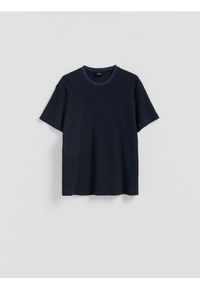 Reserved - Ażurowy t-shirt comfort - granatowy. Kolor: niebieski. Materiał: bawełna, dzianina. Wzór: ażurowy