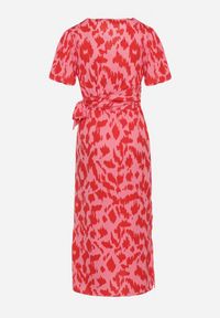 Born2be - Czerwono-Różowa Kopertowa Sukienka z Gumką w Pasie i Materiałowym Paskiem z Ozdobnymi Wycięciami Agea. Okazja: na randkę, na co dzień. Kolor: czerwony. Materiał: materiał. Długość rękawa: krótki rękaw. Typ sukienki: kopertowe. Styl: casual, elegancki #5