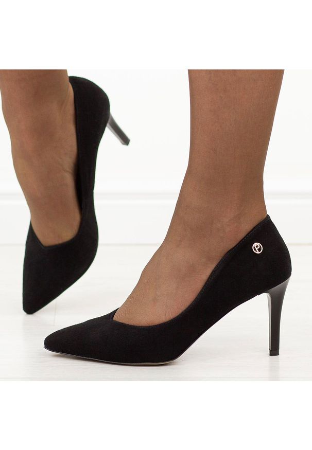 Czarne Polskie szpilki damskie Prestige 2106 Skóra Zamsz. Okazja: na wesele, na ślub cywilny, na spotkanie biznesowe, na imprezę. Kolor: czarny. Materiał: skóra, zamsz. Szerokość cholewki: normalna. Obcas: na szpilce. Styl: wizytowy, biznesowy, klasyczny, elegancki. Wysokość obcasa: średni