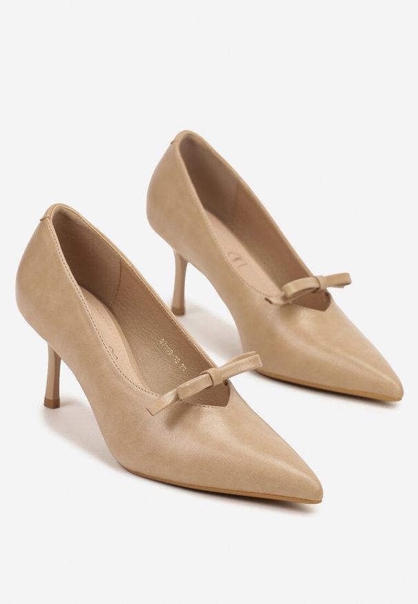 Born2be - Ciemnobeżowe Czółenka Vices na Szpilce ze Skórzaną Wkładką Ozdobione Kokardą Rileira. Okazja: na co dzień. Kolor: beżowy. Materiał: skóra. Wzór: aplikacja. Obcas: na szpilce. Styl: casual, elegancki