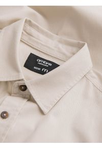 Ombre Clothing - Męska bawełniana koszula REGULAR FIT z kieszeniami zapinanymi na guziki - kremowa V1 OM-SHCS-0146 - XXL. Kolor: kremowy. Materiał: bawełna. Długość rękawa: długi rękaw. Długość: długie. Wzór: aplikacja #6