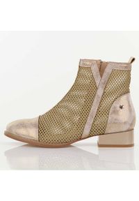 Złote wiosenne botki damskie na obcasie M.Daszyński Sa197-31. Okazja: na co dzień. Kolor: złoty. Szerokość cholewki: normalna. Wzór: ażurowy. Materiał: skóra. Sezon: wiosna. Obcas: na obcasie. Styl: casual, elegancki, boho, klasyczny. Wysokość obcasa: niski #1