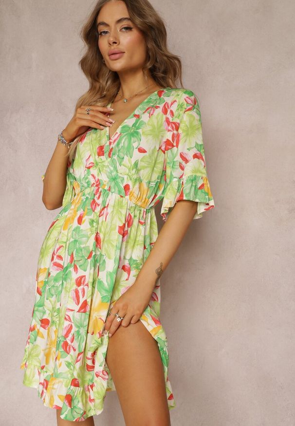 Renee - Jasnozielona Rozkloszowana Sukienka Mini z Kopertową Górą i Gumką w Talii z Wiskozy Elidi. Okazja: na co dzień. Typ kołnierza: dekolt w serek. Kolor: zielony. Wzór: nadruk, aplikacja, kwiaty. Typ sukienki: kopertowe. Materiał: wiskoza. Sezon: wiosna, lato. Styl: casual, elegancki. Długość: mini