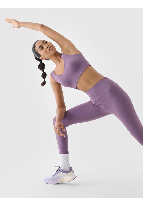 4f - 4F Biustonosz treningowy ze średnim wsparciem - fioletowy XS. Kolor: fioletowy. Materiał: dzianina, elastan, włókno, syntetyk, materiał, guma. Wzór: gładki, jednolity, ze splotem. Sport: fitness, bieganie, kolarstwo