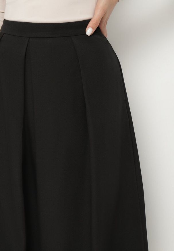 Born2be - Czarna Spódnica z Wiskozą o Rozkloszowanym Kroju z Zakładkami Voreza. Okazja: na co dzień. Kolor: czarny. Materiał: wiskoza. Styl: elegancki, casual