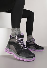 Renee - Czarno-Fioletowe Buty Trekkingowe Trapery Vices z Geometrycznym Wzorem Norrive. Okazja: na co dzień. Kolor: czarny. Materiał: skóra. Wzór: geometria. Styl: casual #4