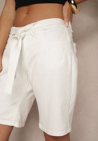 Renee - Białe Szorty Low Waist z Wiązanym Paskiem Filenisa. Okazja: na co dzień. Stan: obniżony. Kolor: biały. Styl: retro, elegancki, casual #4