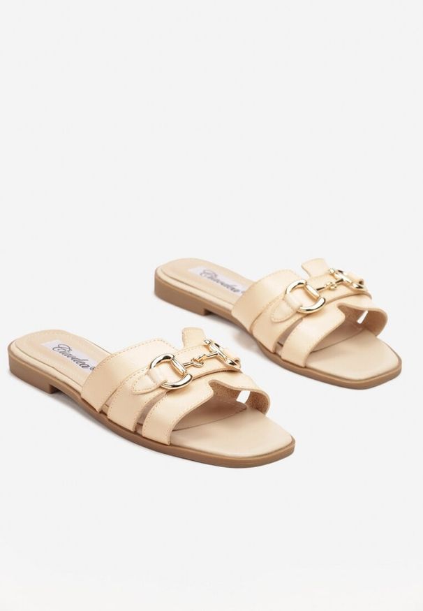 Renee - Beżowe Klapki Ozdobione Metaliczną Klamrą Fenusea. Okazja: na co dzień. Kolor: beżowy. Materiał: jeans, jedwab. Wzór: aplikacja. Sezon: lato. Obcas: na obcasie. Styl: elegancki, casual. Wysokość obcasa: niski