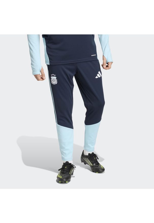 Adidas - Spodnie treningowe Argentyna 26 Tiro. Kolor: niebieski. Materiał: dresówka. Sport: piłka nożna