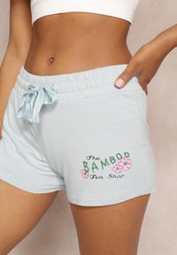 Renee - Niebieskie Dresowe Szorty z Gumką w Talii i Ozdobnym Napisem Kelta. Okazja: na co dzień. Kolor: niebieski. Materiał: dresówka. Wzór: napisy. Styl: casual #5
