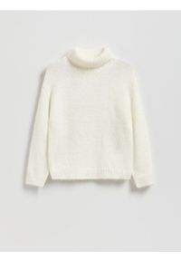 Reserved - Gładki sweter z golfem - złamana biel. Typ kołnierza: golf. Materiał: dzianina. Wzór: gładki