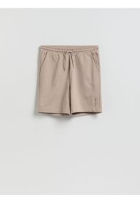 Reserved - Szorty regular fit - beżowy. Kolor: beżowy. Materiał: bawełna
