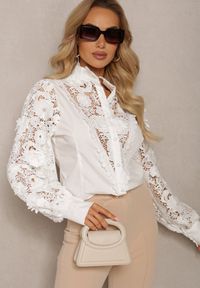 Renee - Biała Koszula Koronkowa Zapinana na Guziki Aneries. Okazja: na co dzień. Typ kołnierza: kołnierzyk klasyczny. Kolor: biały. Materiał: koronka. Długość rękawa: długi rękaw. Długość: długie. Styl: klasyczny, casual, wizytowy