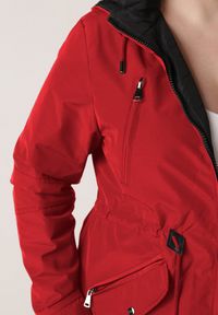 Born2be - Czerwono-Czarna Przejściowa Kurtka Dwustronna o Kroju Parki z Pikowaniem Wewnątrz Zidelle. Typ kołnierza: kaptur. Kolor: czerwony. Materiał: jeans, poliester. Styl: sportowy #5