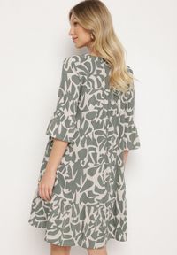 Born2be - Ciemnozielona Wiskozowa Rozkloszowana Sukienka z Abstrakcyjnym Wzorem Liracalia. Okazja: na co dzień. Kolor: zielony. Materiał: wiskoza. Styl: casual, elegancki #2