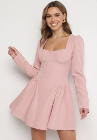 Born2be - Różowa Koktajlowa Sukienka o Rozkloszowanym Kroju z Falbankami i Gorsetem Farian. Typ kołnierza: kołnierz z falbankami, dekolt gorset. Kolor: różowy. Długość rękawa: długi rękaw. Typ sukienki: gorsetowe. Styl: wizytowy #7