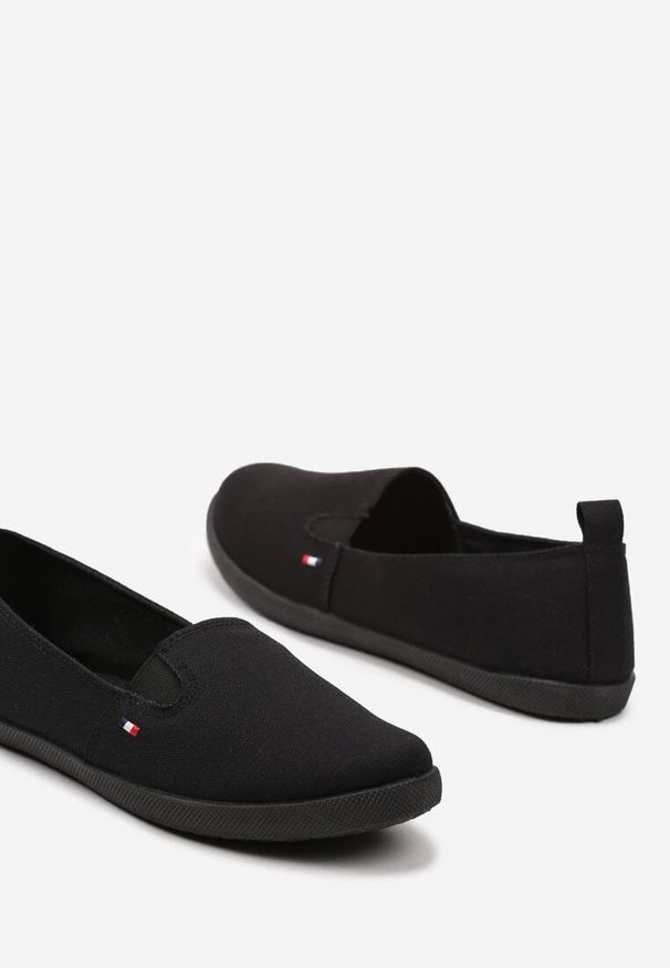 Born2be - Czarne Klasyczne Wsuwane Tenisówki na Płaskiej Podeszwie Glariella. Zapięcie: bez zapięcia. Kolor: czarny. Materiał: materiał, jeans. Sezon: jesień, wiosna. Obcas: na płaskiej podeszwie. Styl: klasyczny