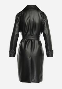 Born2be - Czarny Długi Płaszcz Trencz z Imitacji Skóry Wiązany w Pasie Lintia. Kolor: czarny. Materiał: skóra. Długość: długie. Wzór: paski. Styl: klasyczny #2