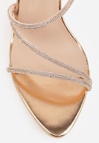Renee - Szampańskie Cyrkoniowe Sandały na Szpilce w Koktajlowym Stylu Coramere. Kolor: złoty. Materiał: satyna. Obcas: na szpilce. Styl: wizytowy #2