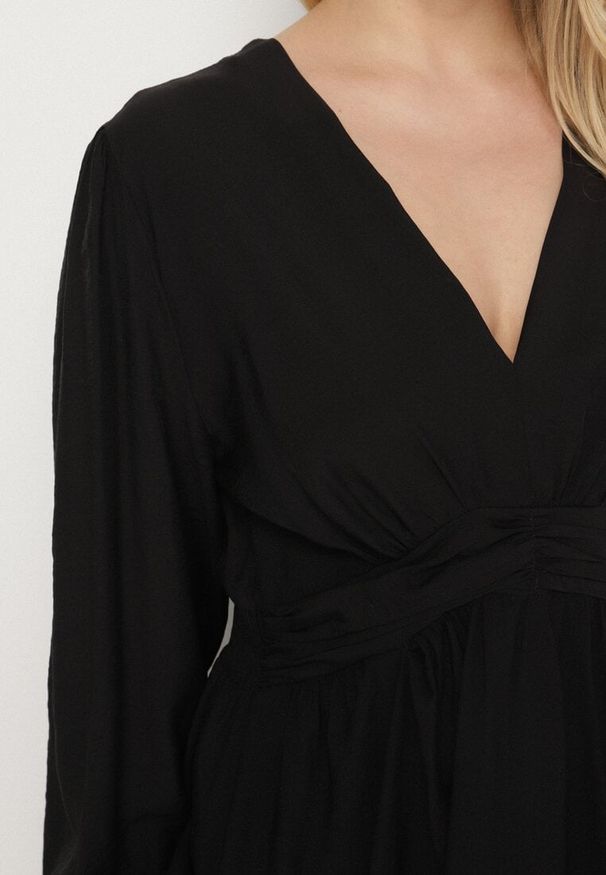 Born2be - Czarna Rozkloszowana Sukienka z Marszczeniem w Talii i Dekoltem w Serek Salindea. Okazja: na co dzień. Typ kołnierza: dekolt w serek. Kolekcja: plus size. Kolor: czarny. Długość rękawa: długi rękaw. Typ sukienki: dla puszystych. Styl: casual, elegancki