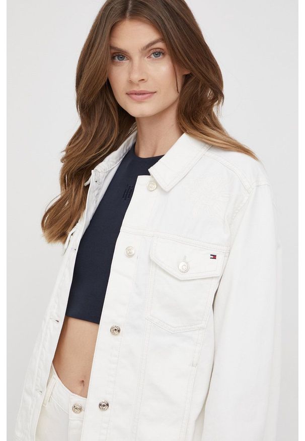 TOMMY HILFIGER - Tommy Hilfiger kurtka jeansowa damska kolor beżowy przejściowa oversize. Kolor: beżowy. Materiał: jeans. Wzór: haft, gładki