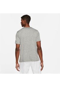 Koszulka treningowa męska Nike Drifit Rise 365. Kolor: szary. Długość rękawa: krótki rękaw. Długość: krótkie. Sport: bieganie