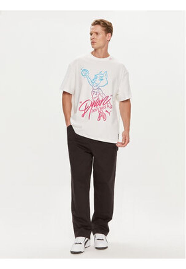 Puma T-Shirt Dylan s Gift Shop 625269 Biały Regular Fit. Kolor: biały. Materiał: bawełna