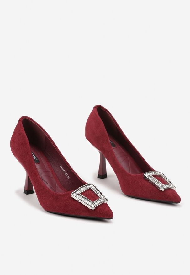 Renee - Bordowe Szpilki Ozdobione Klamrą z Cyrkoniami Lalabria. Zapięcie: klamry. Kolor: czerwony. Materiał: jedwab. Wzór: aplikacja. Obcas: na szpilce. Styl: elegancki, wizytowy. Wysokość obcasa: średni