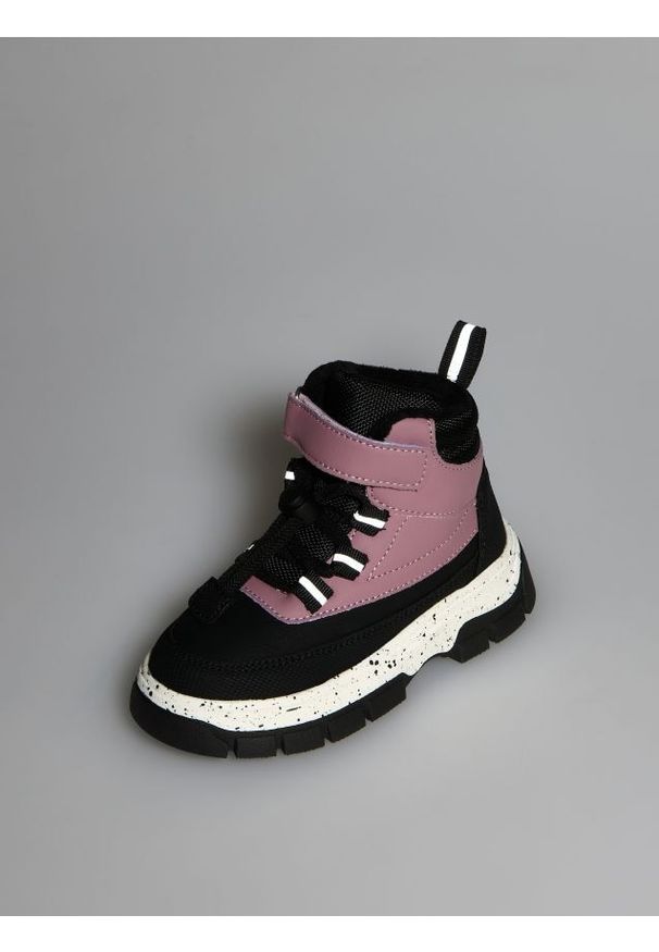 Reserved - Ocieplane śniegowce z wiązaniem - czarny. Kolor: czarny. Materiał: materiał