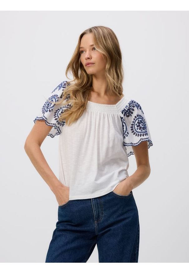 Reserved - Ażurowa bluzka z modalem - biały. Kolor: biały. Materiał: tkanina. Wzór: ażurowy
