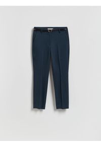 Reserved - Spodnie cygaretki z paskiem - granatowy. Kolor: niebieski. Materiał: bawełna, tkanina