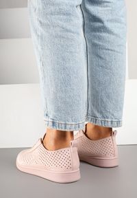 Renee - Różowe Sneakersy z Ażurowymi Wycięciami Telanoria. Okazja: na co dzień. Kolor: różowy. Materiał: jeans. Wzór: ażurowy. Sezon: lato. Obcas: na obcasie. Wysokość obcasa: niski #4